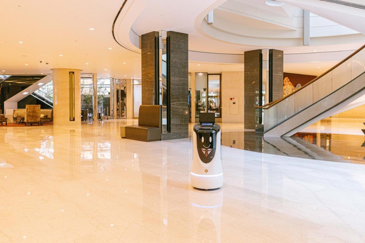 Lotte Hotel World Seoul Ngoại thất bức ảnh A Peppermint robot at the lobby of the Conrad Hong Kong