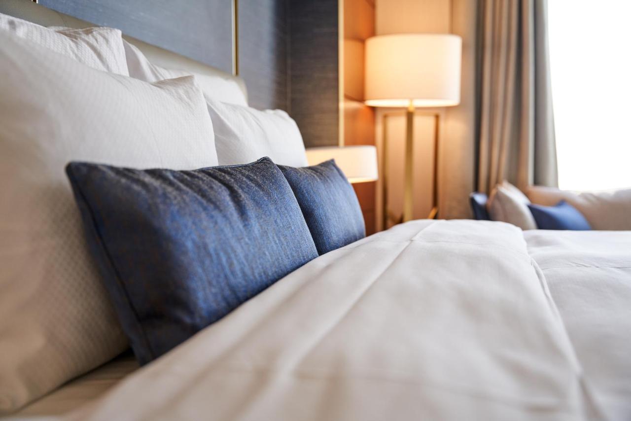 Lotte Hotel World Seoul Ngoại thất bức ảnh A bed with pillows