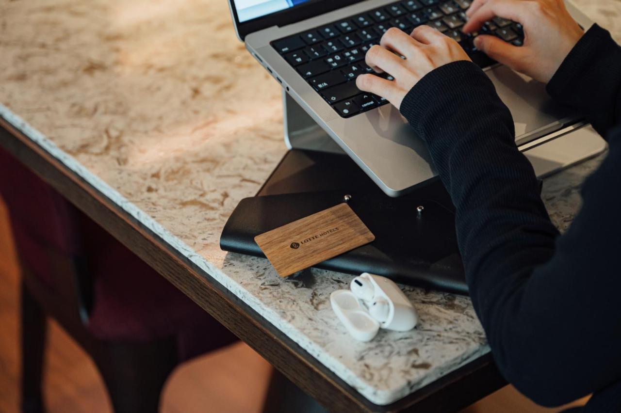 Lotte Hotel World Seoul Ngoại thất bức ảnh The Apple Card