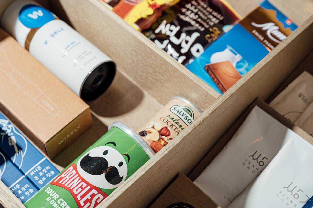Lotte Hotel World Seoul Ngoại thất bức ảnh A variety of packaged goods