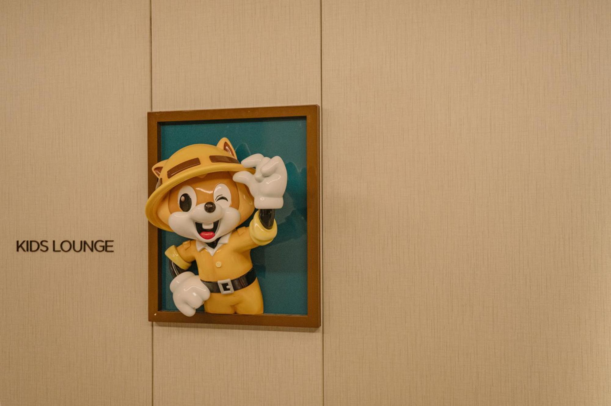 Lotte Hotel World Seoul Ngoại thất bức ảnh The mascot of the airport, "Kōkō-kun"