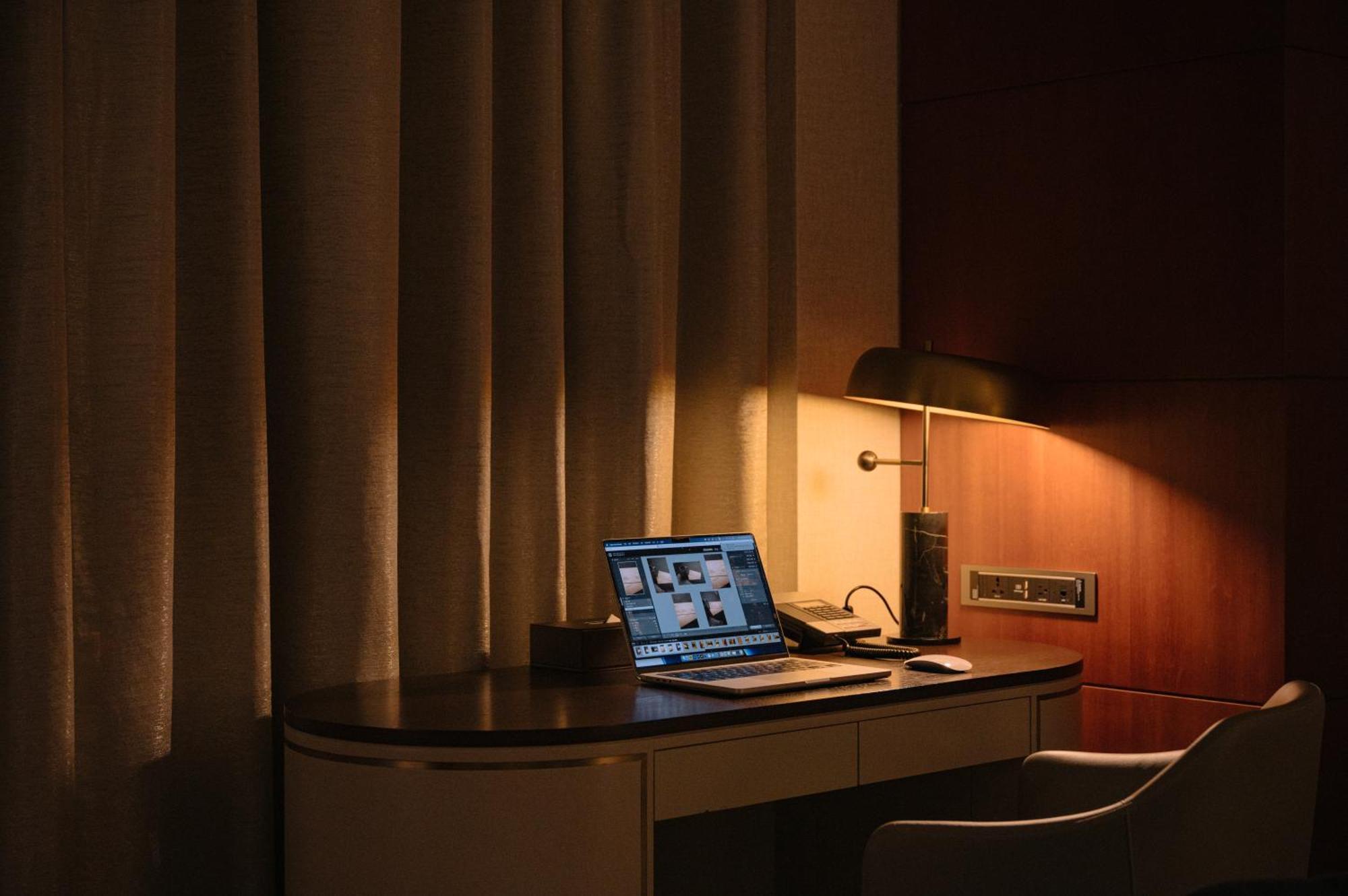 Lotte Hotel World Seoul Ngoại thất bức ảnh A desk lamp