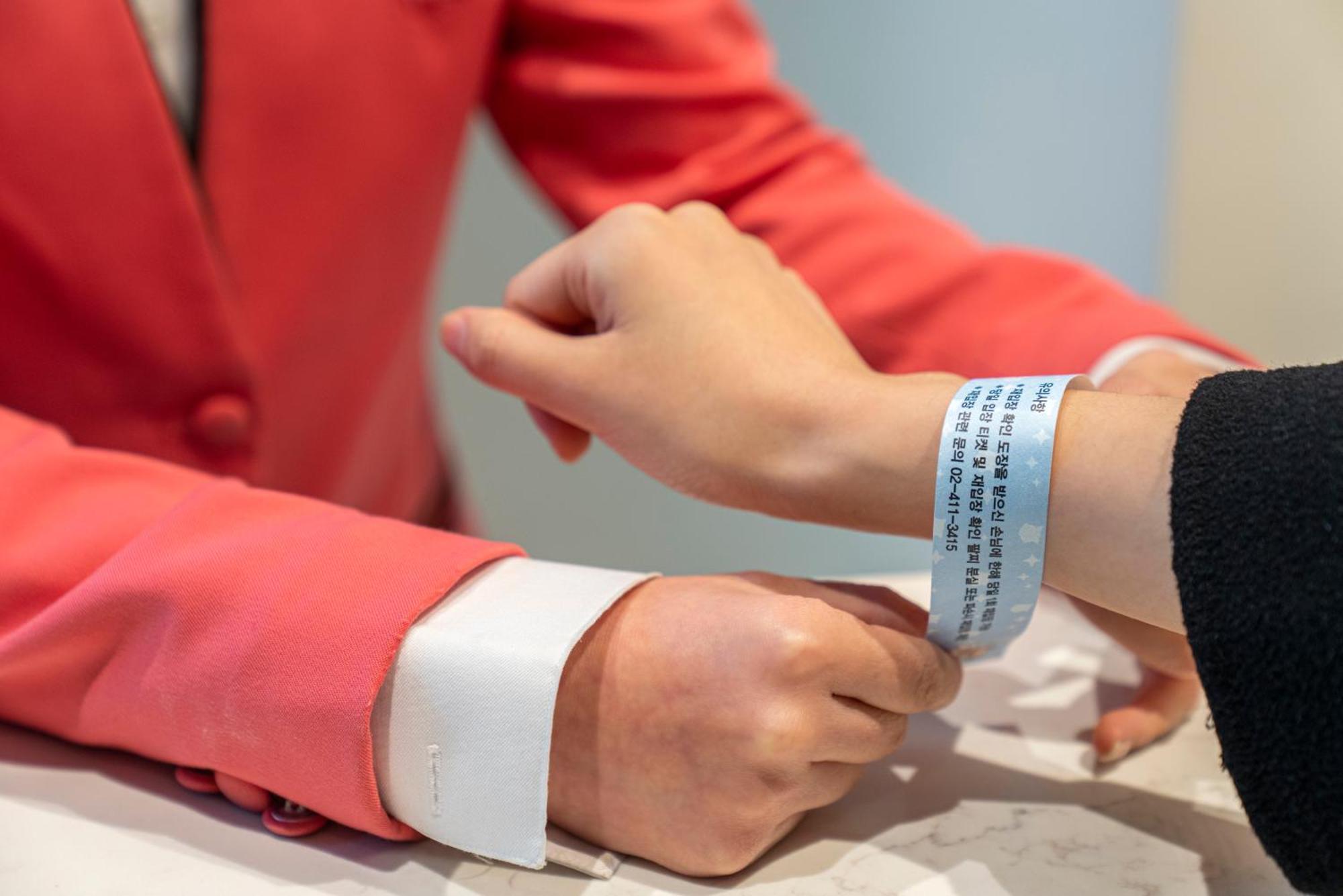 Lotte Hotel World Seoul Ngoại thất bức ảnh Wristband