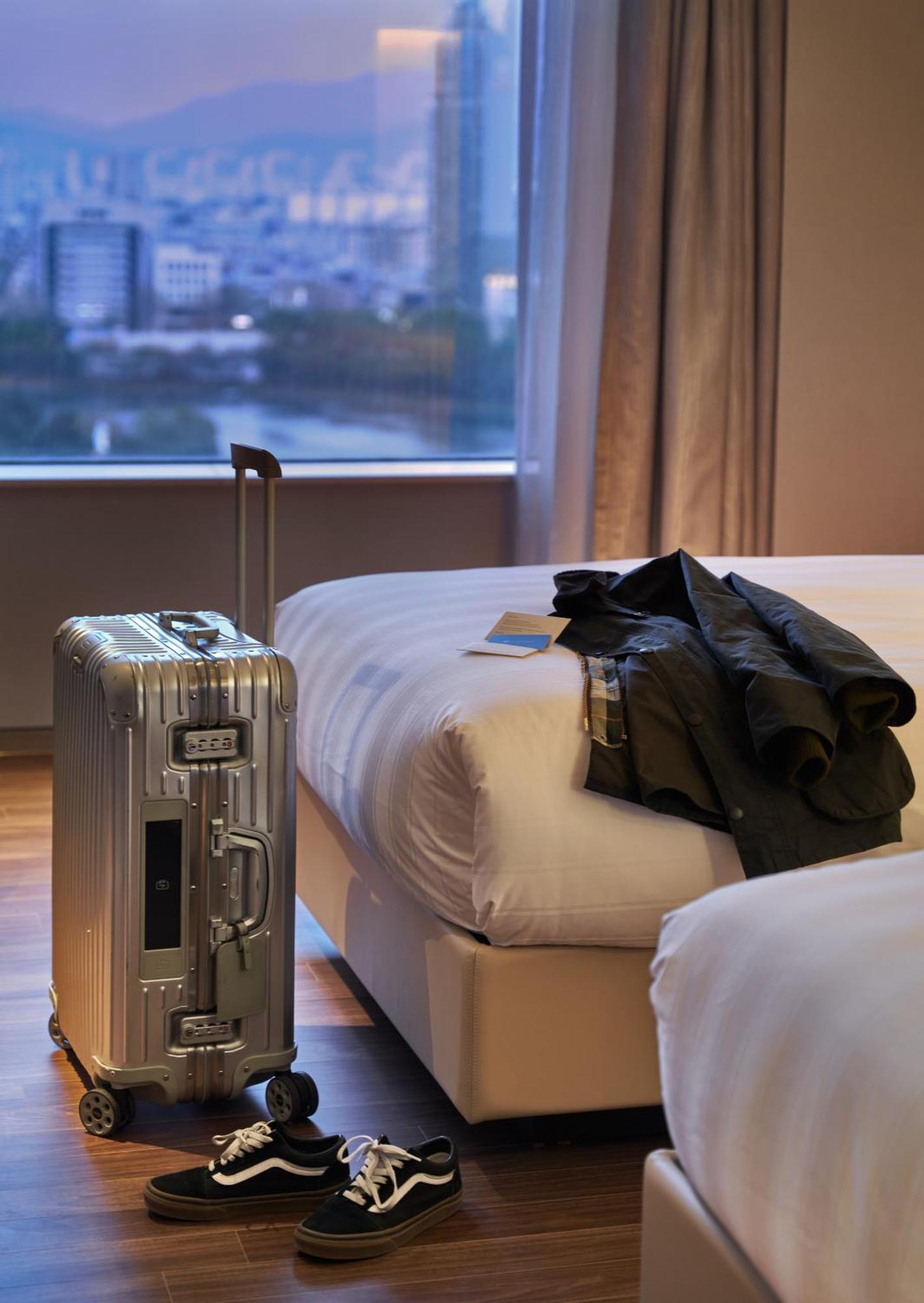 Lotte Hotel World Seoul Ngoại thất bức ảnh A Rimowa suitcase