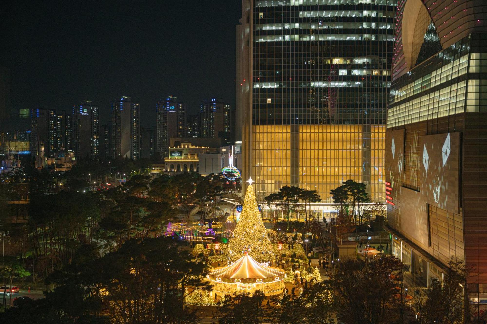Lotte Hotel World Seoul Ngoại thất bức ảnh Christmas tree at the Central World Plaza
