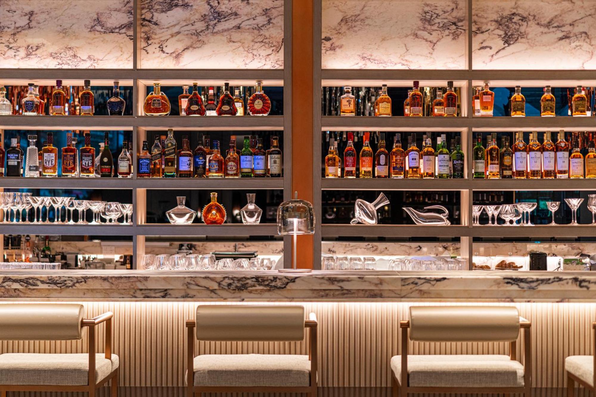 Lotte Hotel World Seoul Ngoại thất bức ảnh The bar at the 360° Lounge