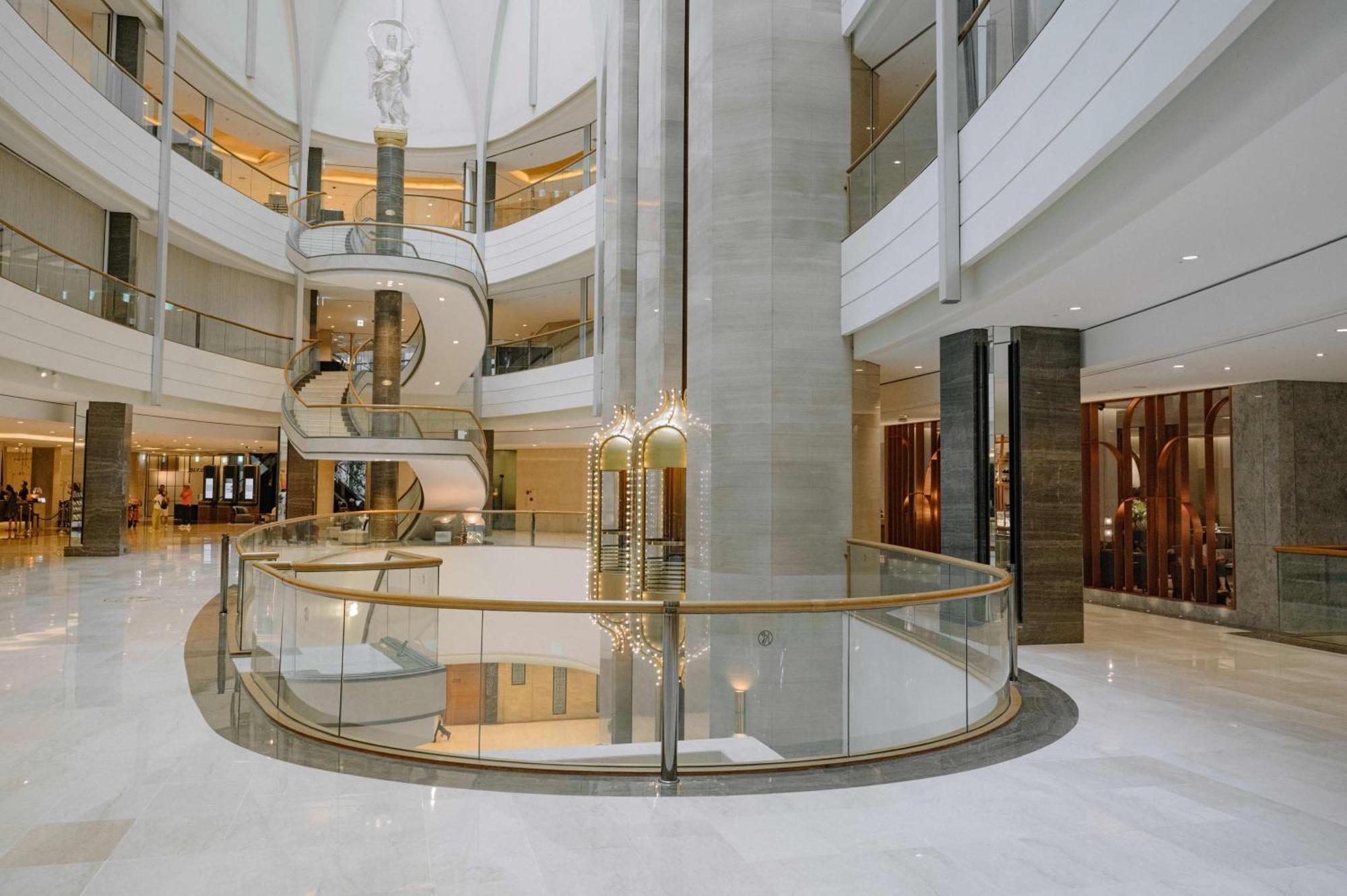 Lotte Hotel World Seoul Ngoại thất bức ảnh The lobby of the Ritz-Carlton, DIFC